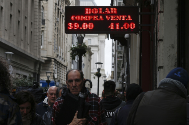 <YONHAP PHOTO-1039> People walk past an exchange house in Buenos Aires, Argentina, Thursday, Aug. 30, 2018. Argentina's Central Bank on Thursday increased its benchmark interest rate to 60 percent ? the world's highest ? in an effort to halt a sharp slide in the value of the peso, which plunged to a new record low. (AP Photo/Natacha Pisarenko)/2018-08-31 03:38:08/ <저작권자 ⓒ 1980-2018 ㈜연합뉴스. 무단 전재 재배포 금지.>
<YONHAP PHOTO-1039> People walk past an exchange house in Buenos Aires, Argentina, Thursday, Aug. 30, 2018. Argentina's Central Bank on Thursday increased its benchmark interest rate to 60 percent ? the world's highest ? in an effort to halt a sharp slide in the value of the peso, which plunged to a new record low. (AP Photo/Natacha Pisarenko)/2018-08-31 03:38:08/ <저작권자 ⓒ 1980-2018 ㈜연합뉴스. 무단 전재 재배포 금지.>