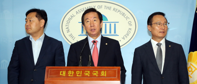 더불어민주당 홍영표(오른쪽), 자유한국당 김성태(가운데), 바른미래당 김관영 원내대표가 30일 국회 정론관에서 본회의에 상정하려던 쟁점법안 합의에 실패 후 기자회견을 하고 있다.[사진=연합뉴스]
더불어민주당 홍영표(오른쪽), 자유한국당 김성태(가운데), 바른미래당 김관영 원내대표가 30일 국회 정론관에서 본회의에 상정하려던 쟁점법안 합의에 실패 후 기자회견을 하고 있다.[사진=연합뉴스]