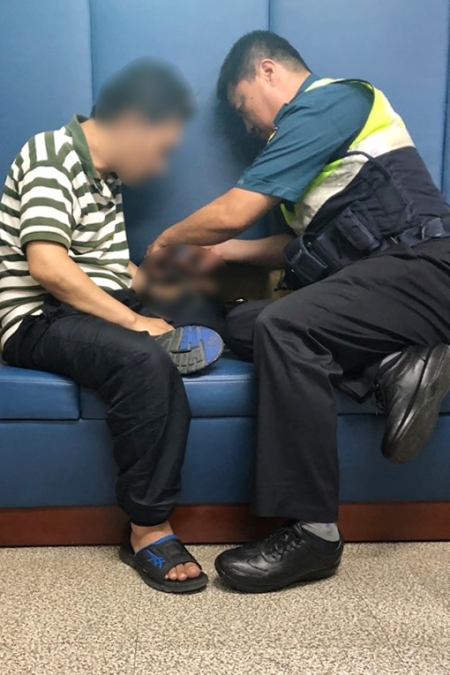 지난달 9일 오후 광주 광산구 첨단지구대에서 경찰관이 치료감호 도중 달아났다가 붙잡힌 김모(48ㆍ왼쪽) 씨에게 수갑을 채우고 있다. 살인 전과자이자 조현병 환자인 김씨는 지난 8일 오후 7시 30분께 치료감호 중이던 광산구 한 병원 폐쇄병동에서 달아났다가 이날 오후 1시께 광주 북구 광주과기원 인근에서 붙잡혔다. [연합뉴스]