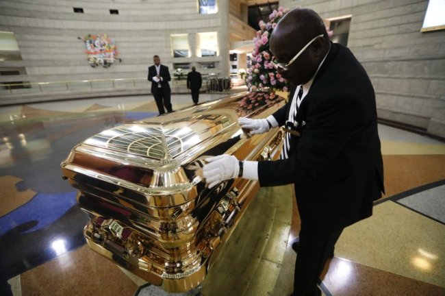 Vincent Street wipes down the casket of legendary singer Aretha Franklin at the Charles H. Wright Museum of African American History in Detroit, Wednesday, Aug. 29. (AP)