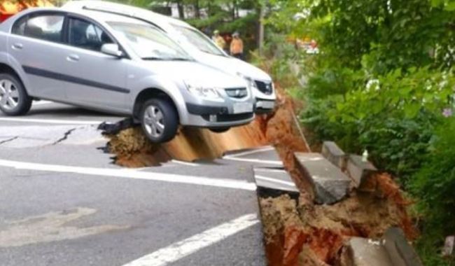 This photo provided by a fire agency shows a large sinkhole created in southeasern Seoul on Aug. 31. (Yonhap)
