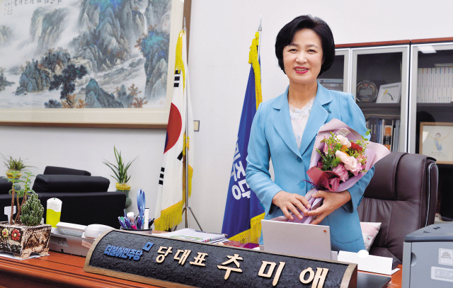 2년간의 당대표 임기를 마친 추미애 전 더불어민주당 대표가 국민의 소리를 직접 듣는 당이 확고한 철학을 갖고 국정과제를 수립, 이를 정부와 공유하는 핵심 역할을 해야 한다고 강조했다.   정희조 기자/checho@heraldcorp.com