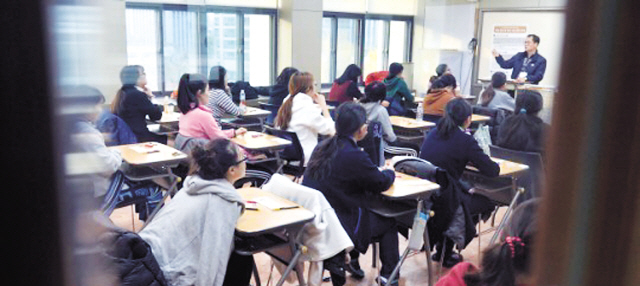 서울 중ㆍ고등학생의 아침식사 결식률이 매년 높아지고, 수면 시간은 계속 줄고 있는 것으로 나타났다. 이들 상당수의 몸과 마음에는 ‘건강 적신호’가 켜진 것으로 확인됐다.  [헤럴드DB]
