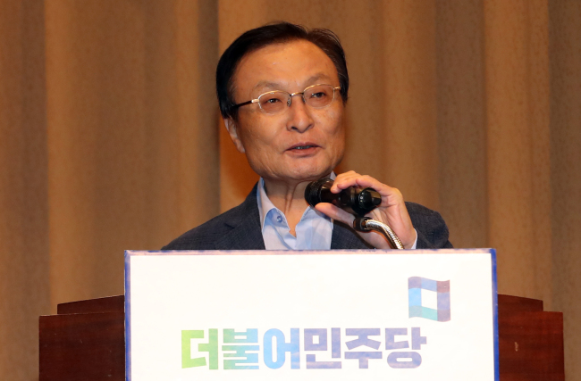더불어민주당 이해찬 대표가 31일 충남 예산의 한 리조트에서 열린 민주당 2018년 정기국회 대비 워크숍에서 인사말하고 있다.[사진=연합뉴스]
더불어민주당 이해찬 대표가 31일 충남 예산의 한 리조트에서 열린 민주당 2018년 정기국회 대비 워크숍에서 인사말하고 있다.[사진=연합뉴스]