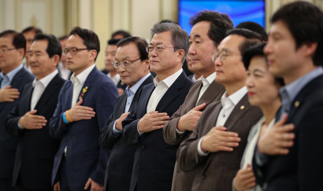 문재인 대통령과 더불어민주당 이해찬 대표, 이낙연 국무총리, 홍영표 원내대표를 비롯한 참석자들이 1일 오전 청와대 영빈관에서 열린 당·정·청 전원회의에서 국기에 대한 경례를 하고 있다.[사진=연합뉴스]
문재인 대통령과 더불어민주당 이해찬 대표, 이낙연 국무총리, 홍영표 원내대표를 비롯한 참석자들이 1일 오전 청와대 영빈관에서 열린 당·정·청 전원회의에서 국기에 대한 경례를 하고 있다.[사진=연합뉴스]