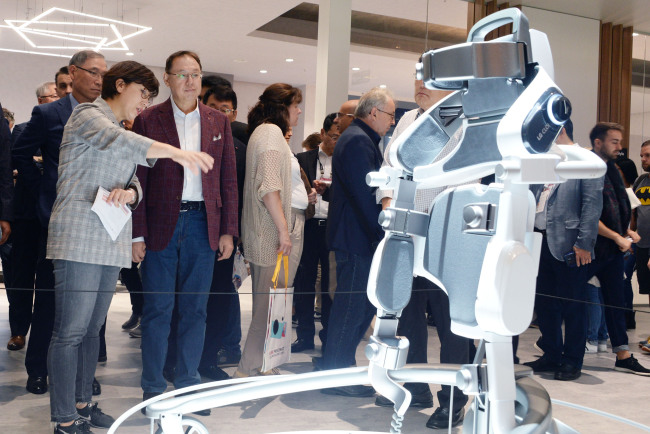 LG Electronics CEO Jo Seong-jin watches the CLOi SuitBot, wearable robot developed by the company at IFA 2018 in Berlin. (Yonhap)