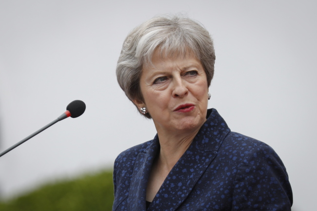 British Prime Minister Theresa May looks on during a joint news conference with Kenyan President Uhuru Kenyatta (not seen) at the State House in Nairobi, Kenya, 30 August 2018. (EPA-Yonhap)