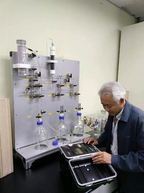 지질자원연 이길용 박사가 지하수에 함유된 라돈 저감시스템을 살펴보고 있다.
[제공=한국지질자원연구원]
