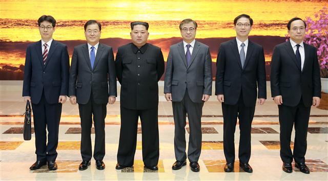 오는 5일 방북할 문재인 대통령의 특별사절단이 9월 남북정상회담 구체적인 개최 일정을 확정하고 교착상태 놓인 북미관계에 돌파구를 마련할 수 있을지 관심이 집중된다. 사진은 지난 3월 대북특사단이 김정은 위원장과 함께 한 모습으로, 이번 방북 특사단도 1차 때와 같은 인사들로 구성됐다. 왼쪽부터 윤건영 청와대 국정상황실장, 정의용 수석특사, 김정은 위원장, 서훈 국정원장, 천해성 통일부 차관, 김상균 국정원 2차장.  [제공=청와대]