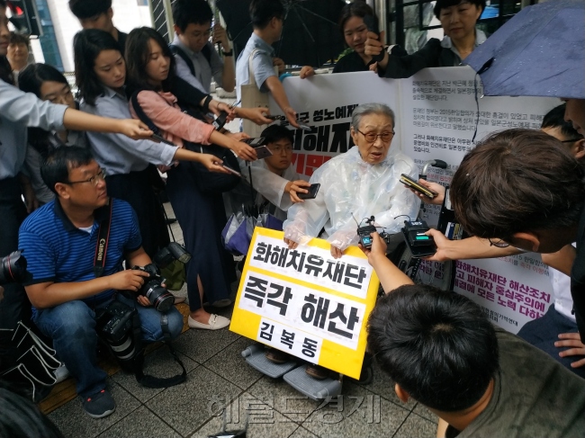 김복동 할머니가 일본 아사히 신문 기자에게 아베 신조 일본 총리의 사과 촉구 메시지를 전달하고 있는 모습. [사진=김성우 기자/zzz@heraldcorp.com]