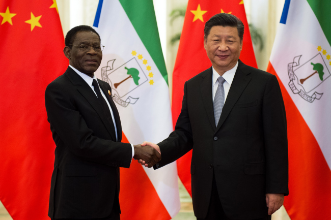 <YONHAP PHOTO-2439> epa06991670 China's President Xi Jinping (R) shakes hands with President of the Republic of Equatorial Guinea, Teodoro Obiang Nguema Mbasogo (L) before their bilateral meeting at the Great Hall of the People in Beijing, China, 02 September 2018. Mbasogo is in China for the Forum on China-Africa Cooperation which will be held from 03 to 04 September in Beijing. EPA/NICOLAS ASFOURI / POOL/2018-09-02 15:38:10/ <저작권자 ⓒ 1980-2018 ㈜연합뉴스. 무단 전재 재배포 금지.>
<YONHAP PHOTO-2439> epa06991670 China's President Xi Jinping (R) shakes hands with President of the Republic of Equatorial Guinea, Teodoro Obiang Nguema Mbasogo (L) before their bilateral meeting at the Great Hall of the People in Beijing, China, 02 September 2018. Mbasogo is in China for the Forum on China-Africa Cooperation which will be held from 03 to 04 September in Beijing. EPA/NICOLAS ASFOURI / POOL/2018-09-02 15:38:10/ <저작권자 ⓒ 1980-2018 ㈜연합뉴스. 무단 전재 재배포 금지.>
<YONHAP PHOTO-2439> epa06991670 China's President Xi Jinping (R) shakes hands with President of the Republic of Equatorial Guinea, Teodoro Obiang Nguema Mbasogo (L) before their bilateral meeting at the Great Hall of the People in Beijing, China, 02 September 2018. Mbasogo is in China for the Forum on China-Africa Cooperation which will be held from 03 to 04 September in Beijing. EPA/NICOLAS ASFOURI / POOL/2018-09-02 15:38:10/ <저작권자 ⓒ 1980-2018 ㈜연합뉴스. 무단 전재 재배포 금지.>