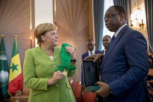 <YONHAP PHOTO-0893> epa06982333 Visiting German Chancellor Angela Merkel (L) is awarded with the 'Grand Croix' (Grand Cross of the Lions National Order), by the President of Senegal, Macky Sall (R), during a reception in the presidential palace in Dakar, Senegal, 29 August 2018. Merkel is on a three day Africa tour with official visits to Senegal, Ghana and Nigeria. EPA/MICHAEL KAPPELER / POOL/2018-08-30 05:44:03/ <저작권자 ⓒ 1980-2018 ㈜연합뉴스. 무단 전재 재배포 금지.>
<YONHAP PHOTO-0893> epa06982333 Visiting German Chancellor Angela Merkel (L) is awarded with the 'Grand Croix' (Grand Cross of the Lions National Order), by the President of Senegal, Macky Sall (R), during a reception in the presidential palace in Dakar, Senegal, 29 August 2018. Merkel is on a three day Africa tour with official visits to Senegal, Ghana and Nigeria. EPA/MICHAEL KAPPELER / POOL/2018-08-30 05:44:03/ <저작권자 ⓒ 1980-2018 ㈜연합뉴스. 무단 전재 재배포 금지.>
<YONHAP PHOTO-0893> epa06982333 Visiting German Chancellor Angela Merkel (L) is awarded with the 'Grand Croix' (Grand Cross of the Lions National Order), by the President of Senegal, Macky Sall (R), during a reception in the presidential palace in Dakar, Senegal, 29 August 2018. Merkel is on a three day Africa tour with official visits to Senegal, Ghana and Nigeria. EPA/MICHAEL KAPPELER / POOL/2018-08-30 05:44:03/ <저작권자 ⓒ 1980-2018 ㈜연합뉴스. 무단 전재 재배포 금지.>