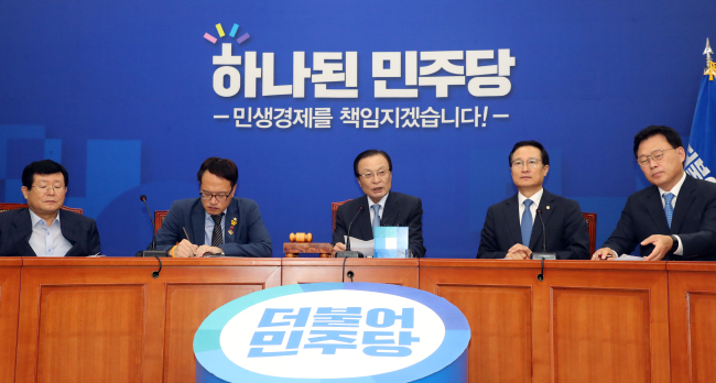 더불어민주당 이해찬 대표(가운데)가 3일 국회에서 열린 최고위원회의에서 발언하고 있다. (사진=연합뉴스)