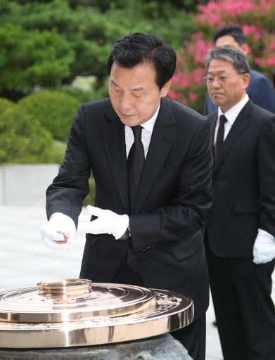 [사진설명=바른미래당 손학규 신임 당대표가 3일 오전 동작구 국립서울현충원을 참배하고 있다. 사진제공=연합뉴스]