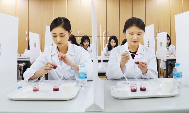 지난 28일 오후 이마트 피코크 상품 관련 관능검사가 이뤄진 숙명여대 순헌관 내 한 강의실 모습.