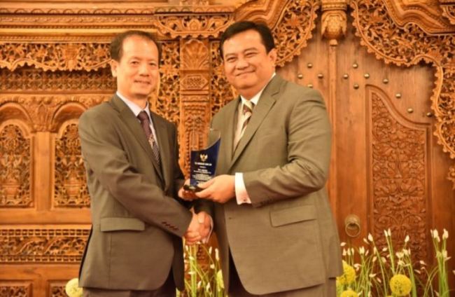 Indonesian Ambassador to Korea Umar Hadi (right) presents a plaque of appreciation to a Korean company representative at the embassy on Aug. 26. (Indonesian Embassy)