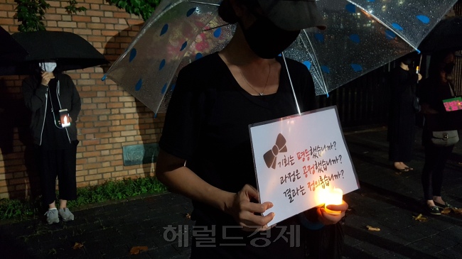 지난 3일 오후, 한 숙명여고 재학생의 학부모가 교문 앞에서 시험문제 유출 의혹을 규탄하는 내용의 피켓을 들고 있다.  유오상 기자/osyoo@