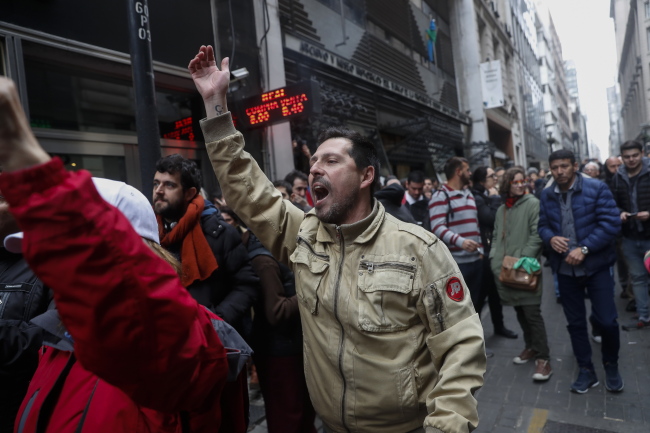 <YONHAP PHOTO-0166> epa06994798 A group of public workers demonstrates in front of the delegation of the Ministry of Justice in Buenos Aires, Argentina, 03 September 2018. The workers reject the decision of the Argentinian president, Mauricio Macri, to carry out a plan of fiscal balance that foresees a drastic reduction of his government. EPA/David Fernandez/2018-09-04 01:23:36/ <저작권자 ⓒ 1980-2018 ㈜연합뉴스. 무단 전재 재배포 금지.>
<YONHAP PHOTO-0166> epa06994798 A group of public workers demonstrates in front of the delegation of the Ministry of Justice in Buenos Aires, Argentina, 03 September 2018. The workers reject the decision of the Argentinian president, Mauricio Macri, to carry out a plan of fiscal balance that foresees a drastic reduction of his government. EPA/David Fernandez/2018-09-04 01:23:36/ <저작권자 ⓒ 1980-2018 ㈜연합뉴스. 무단 전재 재배포 금지.>