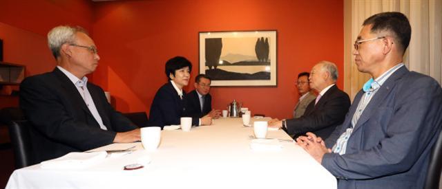 최근 넉달만에 한자리에 모인 노사정 대표들. 왼쪽부터 문성현 경제사회노동위원장, 김영주 고용노동부 장관, 김준동 대한상의 부회장, 김명환 민주노총 위원장, 손경식 경총 회장, 김주영 한국노총 위원장.  [연합뉴스]