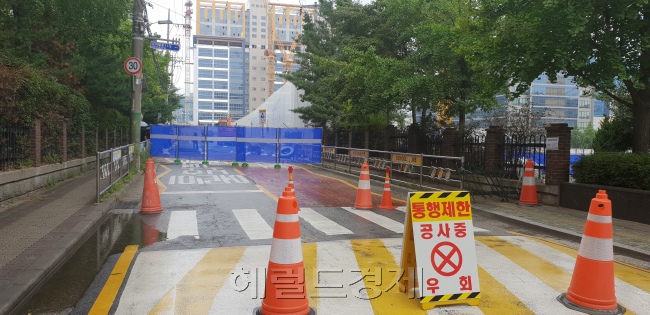 [통행을 차단한 금천구 싱크홀 공사현장 인근 아파트 옆 도로. 김유진 기자/kacew@heraldcorp.com]