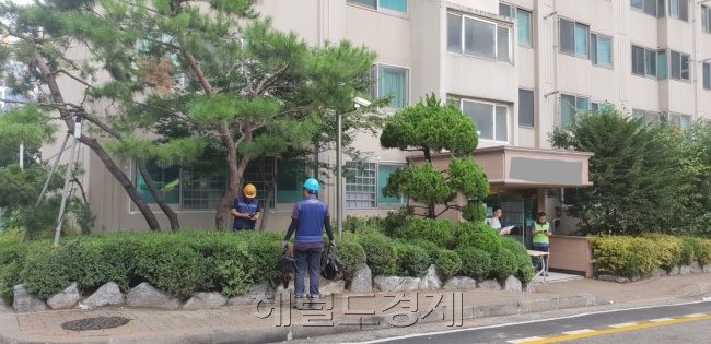 [3일 금천구 싱크홀 공사현장 인근 아파트에서 가스 점검을 하는 모습. 김유진 기자/kacew@heraldcorp.com]