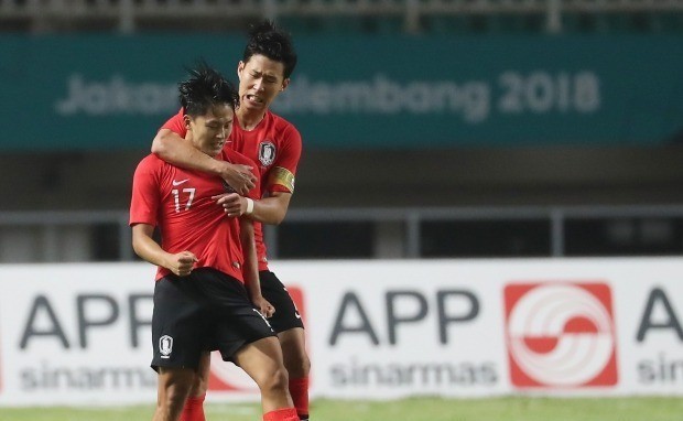 South Korea's Son Heung-min (#7) celebrates after winning Japan during the soccer men's gold medal match at the 18th Asian Games in Bogor, Indonesia, Saturday, Sept. 1. (Yonhap)