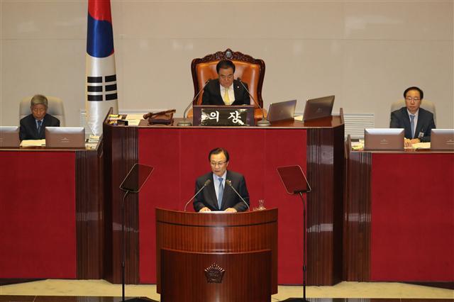 더불어민주당 이해찬 대표가 4일 오전 국회 본회의에서 교섭단체 대표연설을 하고 있다. 이 대표는 “네덜란드의 경우는 1982년 ‘바세나르협약’으로 전환기를 극복했다”며 “전국가적인 연대의 힘으로 전환기의 어려움을 이겨내야 한다”고 강조했다.  [연합뉴스]