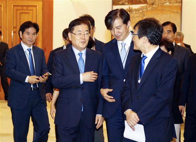 비핵화와 체제보장 초기조치를 둘러싼 북미 간 기싸움을 중재하기 위해 문재인 대통령의 두 번째 대북 특별사절단이 또다시 ‘톱다운’ 전략을 취한다.
정부소식통은 4일 대북특사단이 비핵화 및 체제보장 초기조치에 대한 김정은 북한 국무위원장과 도널드 트럼프 미국 대통령의 ‘결단’을 이끌어내고 대화를 통해 실무적으로 조율케하는 ‘톱다운식’ 전략을 추진한다고 밝혔다. 첫 번째 대북 특사단이 김 위원장의 비핵화 의지와 트럼프 대통령의 대화의지를 확인한 뒤 북미 정상회담을 타진한 것과 같은 메커니즘이다.
문재인 정부의 ‘톱다운’ 전략은 김 위원장이 비핵화 초기조치 시점과 로드맵에 합의하겠다는 약속을 하면, 연내 3자 또는 4자 종전선언을 하겠다는 트럼프 대통령의 약속을 받고 이를 ‘공식화’하겠다는 구상이다. 북미 비핵화 협상의 최대 과제로 떠오른 ‘디테일의 악마’를 양 정상의 정치적 결단을 통해 푸는 접근이다. 트럼프 대통령이 종전선언에 당초 긍정적이었다는 점을 고려한 접근이기도 하다.
소식통에 따르면 미국은 초기조치에 대한 정상간 ‘선언 대 선언’ 구조에 긍정적인 것으로 전해졌다. 그러나 북미 양 정상의 진전된 정치적 선언이 실질적 이행단계로 발전할 수 있을 지 여부에 대해서는 여전히 회의적인 것으로 알려졌다.
북미대화에 정통한 워싱턴 소식통은 “김 위원장이 비핵화 초기조치를 비공식적으로 약속하면 트럼프 대통령이 이를 수용할 수도 있지만, 실제 신고를 받고 이를 검증하려는 미 실무진들은 이를 신뢰하기는 어렵다”며 “김 위원장과 트럼프 대통령이 핵ㆍ미사일 신고 및 로드맵과 종전선언 이행시점을 극적으로 타진한다고 해도 실무레벨에서는 신고의 신뢰성 및 검증여부와 종전선언의 명시내용 등을 두고 마찰이 생길 수 있다”고 지적했다. 이 소식통은 이어 “지난달 판문점에서 북미 실무진 간 접촉에서 비핵화 초기조치 및 종전선언에 대한 양측 입장이 확인되지 않은 것도 아니기 때문에 실질적인 이행에 대한 성과가 없는 이상 진전된 논의가 이뤄지기 어려운 부분이 있다”고덧붙였다. 현재 미국 내에서는 북한의 비핵화 의지에 대한 회의론이 만연한 상황이다.
특사단의 첫 번째 방북과 마찬가지로 정의용 청와대 국가안보실장이 트럼프 대통령과 김 위원장의 ‘의지’를 공개할지도 미지수다.
워싱턴 소식통은 “6ㆍ12 북미정상회담을 전후로 미국은 유엔대표부를 중심으로 한 ‘뉴욕채널’을 비롯해 북한과의 여러 소통채널을 구축하고 직접대화를 하고 있다. 더구나 마이크 폼페이오 미국 국무장관이 대북전담팀을 이끌고 있는 상황에서 대화재개의 공을 문재인 정부에 넘기고 싶어하지 않을 것”이라며 “트럼프 대통령도 북미 대화의 성과에 대한 발표를 본인  이 공개적으로 하기를 원할 것”이라고 말했다. 이 때문에 첫 번째 방북과 달리 두 번째 방북 결과는 문재인 정부가 아닌 북한과 미국에서 직접 발표할 가능성이 크다는 지적이 나온다.
현재 대북특사단의 김 위원장과의 면담여부는 확정되지 않았다. 대북특사단은 김 위원장과의 면담이 성사되지 않을 경우 김영철 북한 노동당 중앙위 부위원장 겸 통일전선부장 등 북측 지도부와 만나 남북 정상회담 의제 중 하나로 한반도 비핵화와 평화정착를 제안함으로써 문 대통령이 자연스럽게 김 위원장과 트럼프 대통령을 중재할 수 있는 여지를 마련할 것으로 관측된다.
문재연 기자/munjae@heraldcorp.com