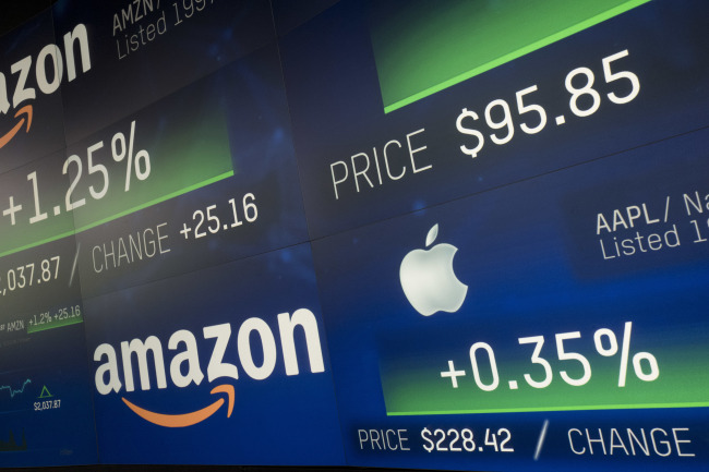 <YONHAP PHOTO-0617> Amazon and Apple stock prices are shown on an electronic screen at the Nasdaq MarketSite, Tuesday, Sept. 4, 2018, in New York. Amazon became the second publicly traded company to be worth $1 trillion, hot on the heels of Apple. (AP Photo/Mark Lennihan)/2018-09-05 03:08:32/ <저작권자 ⓒ 1980-2018 ㈜연합뉴스. 무단 전재 재배포 금지.>
<YONHAP PHOTO-0617> Amazon and Apple stock prices are shown on an electronic screen at the Nasdaq MarketSite, Tuesday, Sept. 4, 2018, in New York. Amazon became the second publicly traded company to be worth $1 trillion, hot on the heels of Apple. (AP Photo/Mark Lennihan)/2018-09-05 03:08:32/ <저작권자 ⓒ 1980-2018 ㈜연합뉴스. 무단 전재 재배포 금지.>