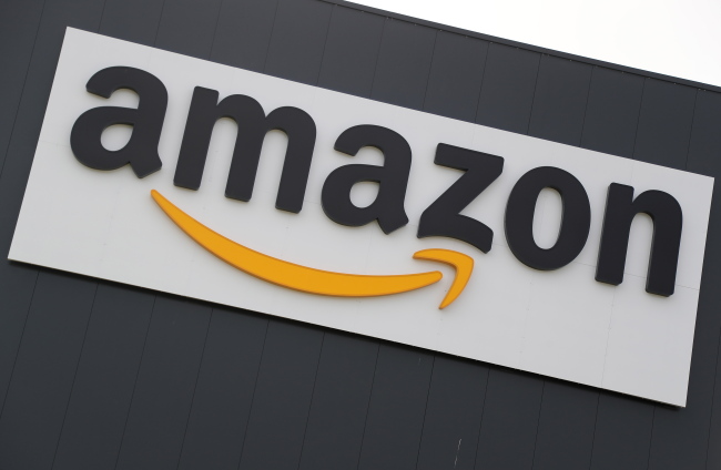 <YONHAP PHOTO-0357> epa06996693 (FILE) - A general outside view of the new Amazon logistic and distribution center in Werne, Germany, 07 November 2017 (issued 04 September 2018). Amazon.com Inc. has become the second publicly traded US company to reach one trillion US dollars in market value. Last month Apple Inc. was the first company to be valued at 1 trillion US dollars. EPA/FRIEDEMANN VOGEL/2018-09-05 01:40:57/ <저작권자 ⓒ 1980-2018 ㈜연합뉴스. 무단 전재 재배포 금지.>
<YONHAP PHOTO-0357> epa06996693 (FILE) - A general outside view of the new Amazon logistic and distribution center in Werne, Germany, 07 November 2017 (issued 04 September 2018). Amazon.com Inc. has become the second publicly traded US company to reach one trillion US dollars in market value. Last month Apple Inc. was the first company to be valued at 1 trillion US dollars. EPA/FRIEDEMANN VOGEL/2018-09-05 01:40:57/ <저작권자 ⓒ 1980-2018 ㈜연합뉴스. 무단 전재 재배포 금지.>