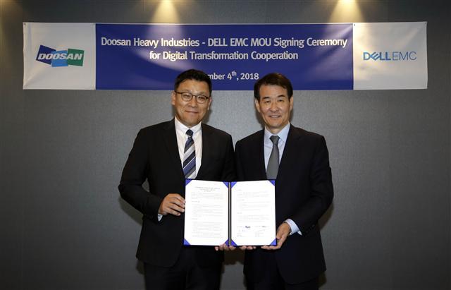 두산중공업 전략/운영부문 송용진 부사장(왼쪽)과 델 EMC 김경진 본사 수석부사장 겸 한국 엔터프라이즈 비즈니스 총괄 사장이 MOU를 체결하고 있다. [제공=두산중공업]