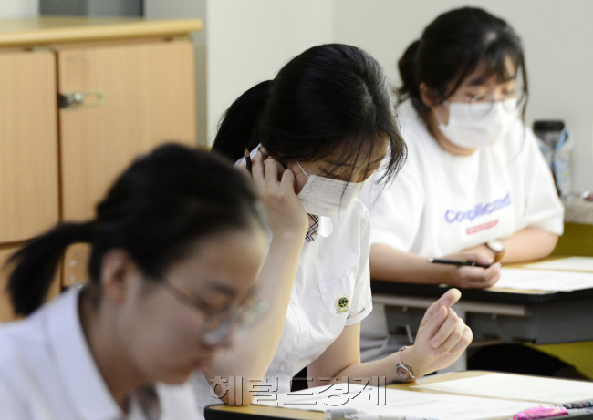 5일 오전 서울 여의도여고 3학년학생들이 2019학년도 수능 전 마지막 모의평가 시험을 보고 있다. 2018.9.5 박해묵 기자/mook@heraldcorp.com