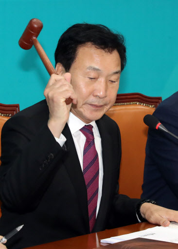 [사진설명=바른미래당 손학규 대표가 5일 국회에서 열린 제2차 최고위원회의에서 개회를 알리는 의사봉을 두드리고 있다. 사진제공=연합뉴스]