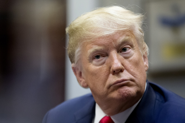 <YONHAP PHOTO-0811> epa06982200 US President Donald J. Trump attends a meeting on a grant for a support program for drug-free communities, in the Roosevelt Room of the White House in Washington, DC, USA, 29 August 2018. During the meeting Trump discussed trade with Mexico and Canada in addition to international security issues with North Korea. Trump also discussed his opinions of Google and allegations that the search engine buries conservative views. EPA/MICHAEL REYNOLDS/2018-08-30 05:13:27/ <저작권자 ⓒ 1980-2018 ㈜연합뉴스. 무단 전재 재배포 금지.>
<YONHAP PHOTO-0811> epa06982200 US President Donald J. Trump attends a meeting on a grant for a support program for drug-free communities, in the Roosevelt Room of the White House in Washington, DC, USA, 29 August 2018. During the meeting Trump discussed trade with Mexico and Canada in addition to international security issues with North Korea. Trump also discussed his opinions of Google and allegations that the search engine buries conservative views. EPA/MICHAEL REYNOLDS/2018-08-30 05:13:27/ <저작권자 ⓒ 1980-2018 ㈜연합뉴스. 무단 전재 재배포 금지.>