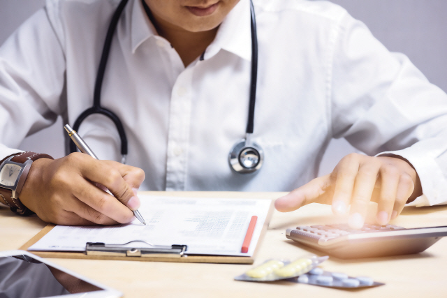 제약바이오 기업의 연구개발비에 대한 회계기준이 곧 마련될 예정이다. 업계에선 환영의 목소리도 있지만, 일각에선 이로 인해 신약개발의 동력이 떨어질까 우려하는 등 엇갈린 시각도 나온다. 사진은 관련 이미지.