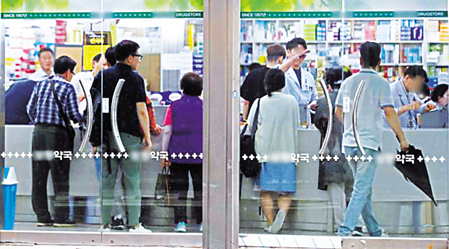 내년 식약처 예산은 식의약품 안전관리 강화에 집중될 예정이다. 사진은 발사르탄 사태로 약국에서 처방된 약을 바꾸려는 환자들.