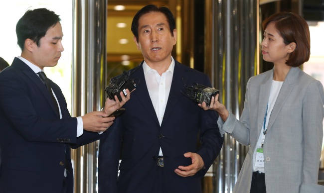 Cho Hyun-oh (center) appears at the central police headquarters for police questioning in Seoul, Wednesday. (Yonhap)