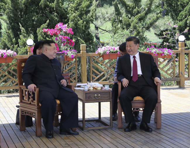 North Korea's leader Kim Jong-un(left) and Chinese leader Xi jinping. Yonhap