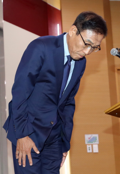 삼성전자 기흥사업장에서 4일 발생한 사망사고와 관련 김기남 삼성전자 대표이사 사장이 5일 오후 기자회견을 열고 유족들에게 사과하며 고개를 숙이고 있다. [사진=연합뉴스]