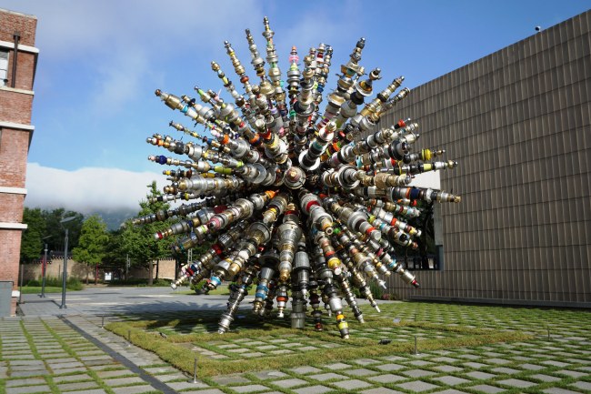 최정화, 민들레 Dandelion, 2018, 생활그릇, 철 구조물 Used Kitchenware, Steel structure, 9MØ [사진제공=국립현대미술관]