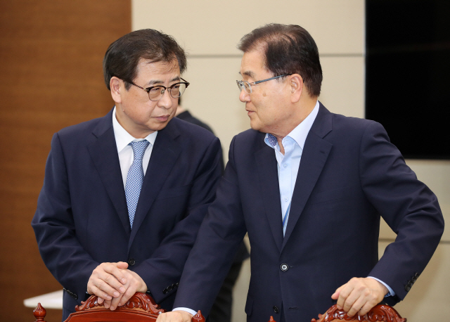 National Security Office chief Chung Eui-yong, right, and National Intelligence Service Director Suh Hoon. (Yonhap)