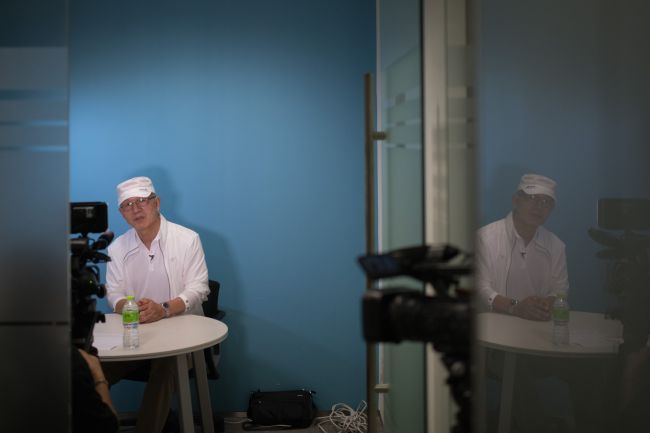 This photo taken on August 29, 2018 shows former South Korean spy Park Chae-seo talking to AFP in Seoul. - Before meeting North Korean leader Kim Jong Il, Southern spy "Black Venus" was told to stay up late, shower, and dress neatly. He also hid a micro recorder in his penis. (AFP-Yonhap)