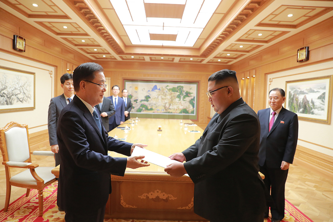 South Korea's National Security Office chief and chief envoy to North Korea Chung Eui-yong hands President Moon Jae-in's letter to North Korean leader Kim Jong-un in Pyongyang on Wednesday. Cheong Wa Dae