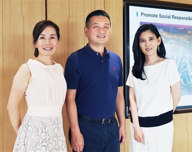 호텔신라와 중국 최대 온라인 여행사 씨트립의 최고 경영진이 회동을 갖고 방한 중국관광객 확대 등 관광활성화를 위한 상호 협력을 강화하기로 했다. 이부진<오른쪽부터> 호텔신라 사장, 량찌엔장 씨트립 창립자, 쑨제 씨트립 CEO.  [제공=호텔신라]