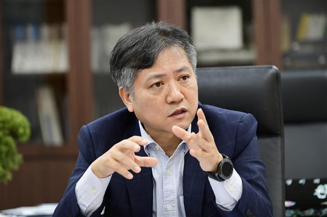 신원철 서울시의회 의장이 시의회에서 헤럴드경제와 대면 인터뷰를 하고 있다. [제공=서울시의회]