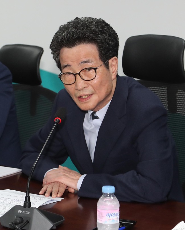 6일 오전 국회 의원회관에서 열린 더불어민주당과 정부, 청와대 관계자가 참석한 바이오헬스ㆍ소프트웨어ㆍ지식재산 일자리창출 당정협의에서 이목희 일자리위원회 부위원장이 발언하고 있다. (사진=연합뉴스)