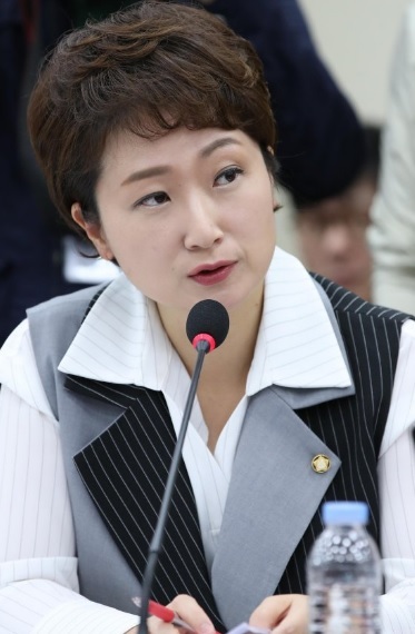 이언주 바른미래당 의원이 민변 출신 최강욱 변호사를 청와대 공직기강비서관으로 내정한 데 대해 SNS에 글을 올려 ‘문재인 정부의 코드인사’를 비판했다. [사진=연합뉴스]