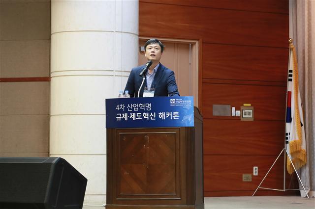 지난 4~5일 양일간 대전광역시 소재 KT 대전인재개발원에서 열린 4차산업혁명위원회 ‘제4차 규제ㆍ제도혁신 해커톤’ 개회식에서 장병규 위원장이 인사말을 하고 있다. [제공=4차산업혁명위원회]
