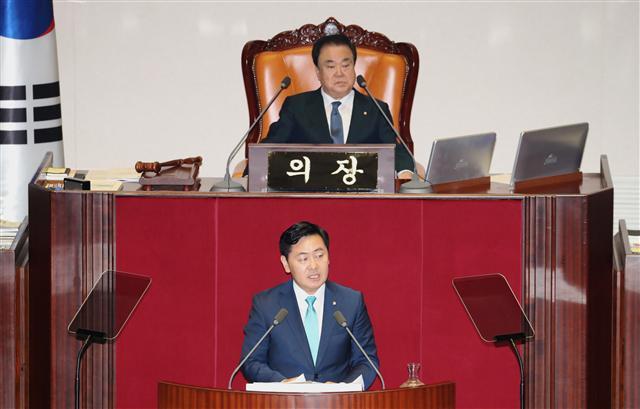 김관영 바른미래당 원내대표가 청와대가 정부 그 자체가 되어 버린 소위 ‘청와대 정부’에서 탈피할 것을 촉구했다.
김관영 원내대표는 6일 교섭단체대표 연설에서 “청와대 정부에서 내각이 중심이 되는 행정부로 변해야 한다”며 “장관들은 스스로 책임지는 모습을 보여야 하고, 청와대 비서진들은 옆으로 비켜서야 한다”고 강조했다. 인사의 변화도 촉구했다. 김 원내대표는 “‘기회는 평등하고 , 과정은 공정하며, 결과는 정의로운 세상’은 캠코더 인사로는 이루어질 수 없는 세상”이라고 말했다.
정부가 운을 띄운 ‘국민연금 개혁안’에 대한 촉구도 이어졌다. 김 원내대표는 “국민연금은 모두의 관심사지만 중장기 개혁방안에 대해 공론화 위원회에 던져놓는 뒷짐 정부가 될 것은 아닌지 걱정된다”며 정부와 여야가 주도하는 여야정협의체 구성을 제안했다.
경제 정책에 대한 비판도 계속됐다. ‘소득주도 성장’의 환상에서 벗어나야 한다는 일침이다. 김 원내대표는 “낙제점인 경제 성적표를 받아들고도 대통령은 “우리는 올바른 경제정책기조로 가고 있다”고 했다”며 안이한 현실 인식을 질타했다.
김 원내대표는 “가처분 소득의 증대는 성장의 과실이지, 성장의 토대가 될 수 없다”며 “시장 현실을 무시하면서 최저임금 인상 정책을 밀어붙이는 정부의 소득주도 성장정책을 무모하다고 밖에 따로 칭할 표현이 없다”고 비판했다. 최저임금위원회를 개편해서 최저임금의 결정방식을 바꾸고, 업종별, 기업 규모별 차등 적용을 통해 최저임금인상 속도를 조절하자는 의미다.
부동산 문제 해법도 마찬가지다. 김 원내대표는 “가격이 높다면, 공급을 늘리는 것이 경제학의 기본”이라며 “현재의 부동산 시장에 대한 합리적인 대안은 첫째도 둘째도 수요와 공급의 법칙을 충실하게 지키는 것”이라고 강조했다.
김 원내대표는 또 “‘선(先)허용, 후(後)규제’ 산업 정책이 필요하다”면서 “무분별한 규제 완화가 두렵다면 ‘파일럿 사업’이라도 허용해야 한다. 또, 국회 입법안에대한 규제영향 평가제도를 만들 필요가 있다”고 말했다.
정부의 기업관 변화도 촉구했다. 김 원내대표는 “기업인들의 기를 살려주어야 한다”며 “기업은 적이 아니다. 기업은 국가와 국민의 소중한 자산이고, 기업이 없다면, 노동자도 없다”고 강조했다.
또 “기업인들이 신나게 사업을 할 수 있는 경제정책을 마련해야 한다”며 “무엇보다도 일자리를 만들고 정상적으로 세금 내는 기업인들이 존중 받는 사회적 분위기를 만들어 달라”고 당부했다.
현 경제문제의 해결 실마리도 기업가 정신에서 찾았다. 최근 빌보드 상위권에 이름을 올린 방탄소년단의 예를 든 김 원내대표는 “맴버 전원이 새로운 방식과 창의력으로 무장한 방탄소년단은 다양성을 존중하면서도 창의성을 우선하면 좋은 결과가 나온다는 교훈을 줬다”며 “기업가 정신이 회복되고 혁신적인 창업이 이뤄질 수 있게 정부가 시장과 기업을 믿고, 과도한 간섭을 하지 않겠다는 신호를 줘야 한다”고 강조했다.
‘공론화 정치’로 대표되는 정책 운용 기조의 변화도 촉구했다. 김 원내대표는 “소위 ‘공론화 정치’는 문재인 정부의 비겁함과 무책임 정치의 극치”라며 “대통령은 주권자가 위임한 권력을 토대로 책임정치를 해야 하고, 억지로 여론을 만들어서도 안되며, 여론 뒤에 숨어 책임을 회피해서도 안된다”고 강조했다. 최정호 기자/choijh@