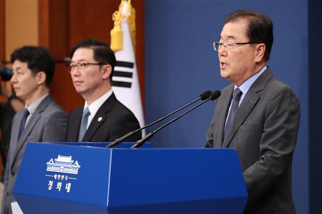 문재인 대통령의 대북 특별사절단을 이끌고 평 양을 방문한 정의용 청와대 국가안보실장이 6일 오전 청와대 춘추관에서 방북 결과를 설명한 후 취재진의 질문에 답하고 있다. 정 실장은 북한 김정은 국무위원장과의 면담에서 협의한 3차 남북정상회담 일정을 비롯한 방북 성과를 발표했다. [연합뉴스]